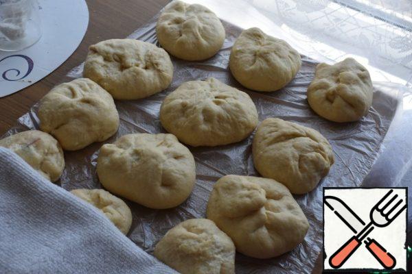 Here is such an army of handsome men waiting for us to bake.
When the last pie is ready, pour vegetable oil into a thick-walled bowl with high walls and put it on a small fire to warm up. I - the middle ring with fire is slightly larger than the minimum. Prepare the sauce - mix sour cream and condensed milk. The proportions can be chosen according to your tastes. My sympathies are 50/50. The filling according to this recipe is designed for 1/2 pie.
