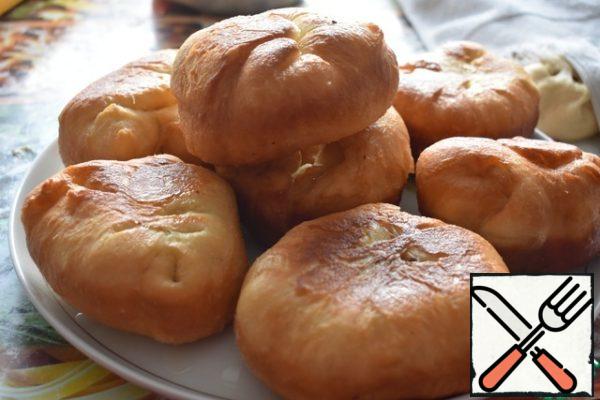 The oil should bubble when cooking pies, if the pies do not bubble before frying. Do not raise the temperature, the pies may be browned, but do not fry inside. Fry the pies until browned on both sides. Let them wean off 15 minutes after baking under a cloth.
