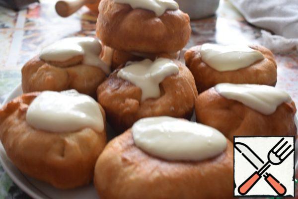 Place the cooled pies in a row on a platter. Pour a tablespoon of filling over each pie. They spread the next row of pies on them and pour the filling.
