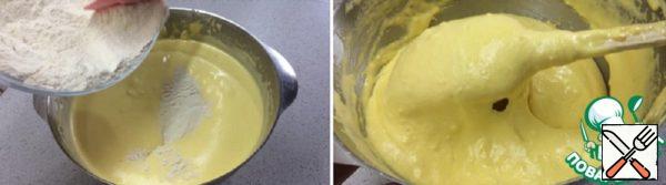 Add milk, zest, vanilla essence
In 2-3 doses, pour in the dry ingredients and
mix with a silicone spatula with careful movements from the bottom up.
