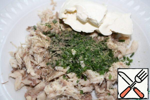 Disassemble the mackerel into fibers, add cream cheese, lemon juice, finely chopped onion and parsley.
Add salt and pepper to taste.
