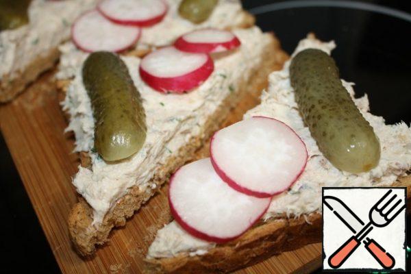 Dry the bread in the oven or toaster.
Lightly brush with butter, spread the pate.
Cut the cucumber and radish in half into thin strips
Spread on bread with cucumber and radish.
Enjoy your meal!!!