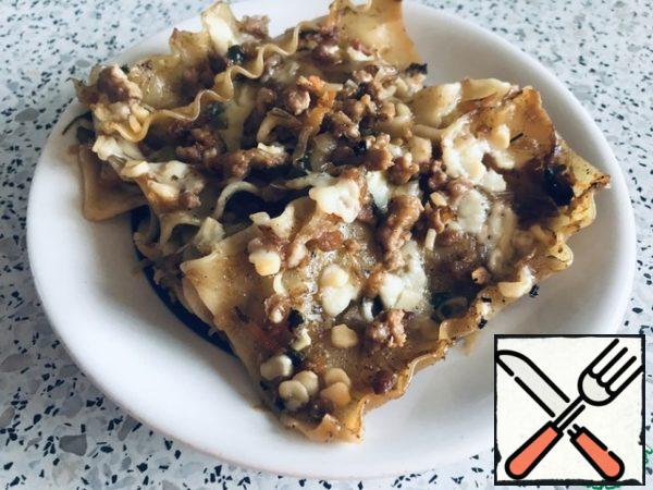 Pour water into a baking tray. Preheat the oven to 180 degrees. Cover the lasagna form with foil and put it in the oven, having previously placed it on a baking sheet. Bake under the lid for 20 minutes, then remove the foil, sprinkle generously with cheese and remove for another 20 minutes without covering.
If in the process of sprinkling cheese you see that the pasta is dry, and the water is all absorbed - add a little plain water. And bon appetit!!