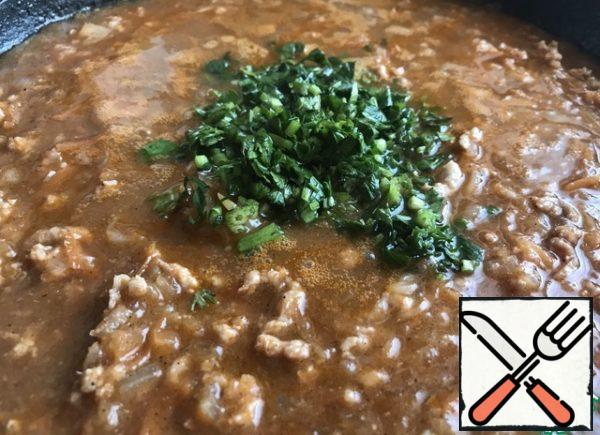 Pour in the water (I have two and a half glasses). Don't be afraid of water. It will not be superfluous - it will be absorbed into the pasta. And the excess will be the sauce. We're trying spices. The filling should be rich in flavors.
