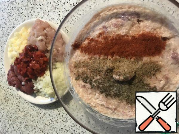 Chop the rest of the meat with a blender or chop it in a meat grinder together with onions.
Add spices, pepper, cheese and remaining meat.
