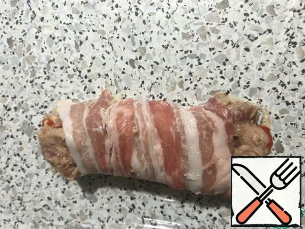 Put two spoons of meat on a loaf, do not regret it. And a bacon wrapper.
