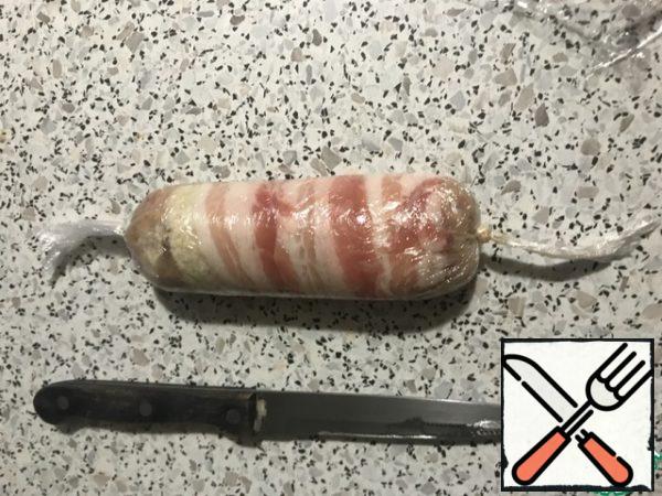 And wrap it in plastic wrap (if it is intended for harvesting and freezing). If you plan to cook right away, then the sausages are molded with foil.
