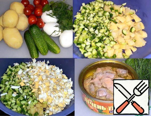 Salad ingredients: boiled and peeled
potatoes. Cherry tomatoes. Local, fresh,
fragrant and crispy cucumbers. Boiled egg
and dill greens. Green onions grown at home on the windowsill.
Cut potatoes and cucumbers into cubes. Crumbled
eggs. The oil from the jar with cod liver was poured
out and the liver was kneaded with a fork. Used liver
1.5 cans.