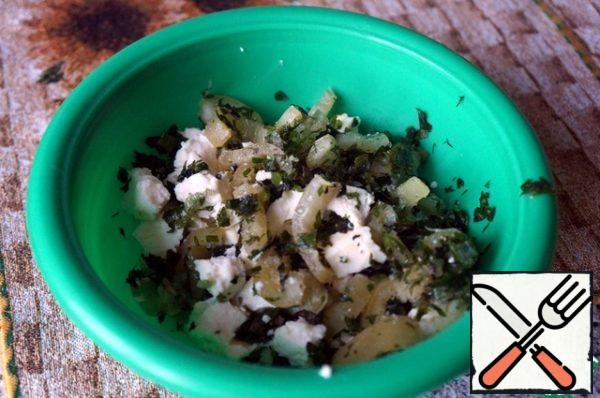 Finely chop all the herbs and pepper, mix with the broken pieces of cheese.
