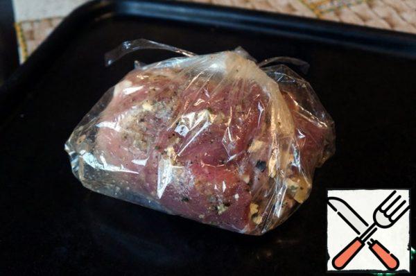 Put it in a sleeve or a baking bag, put it in the oven, bake for 40 minutes at a temperature of 200 degrees.
