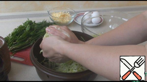Grate the zucchini on a coarse grater and leave for 10 minutes. Then squeeze out the juice with your hands.
