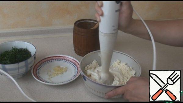 For the filling, mix the cottage cheese with sour cream, salt and grind with a blender. Add the chopped garlic and herbs, mix.
