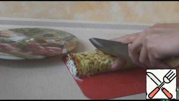 Put the finished dough on a plate, remove the parchment and leave to cool. Then spread the filling and roll into a roll. We send it to the refrigerator for 4-5 hours. Cut into portions and serve to the table. Enjoy your meal!