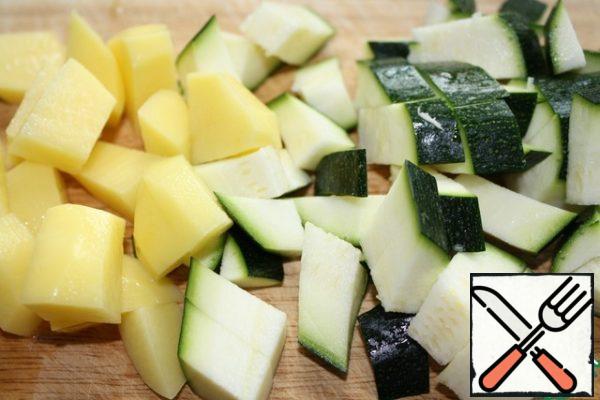 Cut the zucchini and potatoes into the same cubes.
