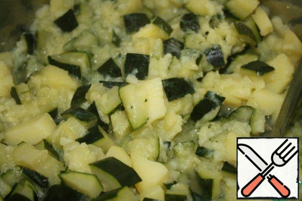 Boil in salt water for about 15 minutes and mash.
As slightly cools down, add salt, pepper, oregano, finely chopped garlic and eggs. All mix well, add a third of the grated cheese and mix well again.