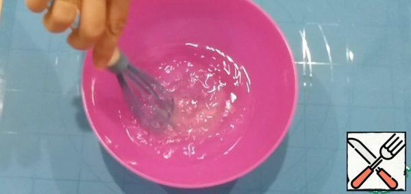 In a deep bowl, mix water, vegetable oil, salt. Stir with a whisk.
