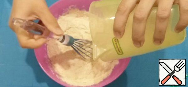 Then you need to add the flour and baking powder sifted in several passes. Knead the dough, cover with a towel and leave for 15 minutes.
