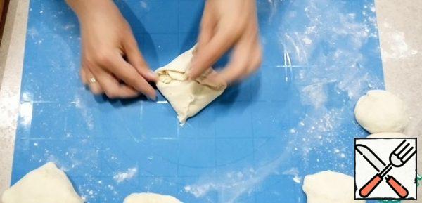 Put the grated Suluguni cheese in the center of the square and gently pinch the edges.

