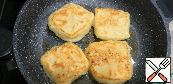 Fry on both sides until golden brown.
Delicious Suluguni cheese is ready! Bon appetit to everyone!