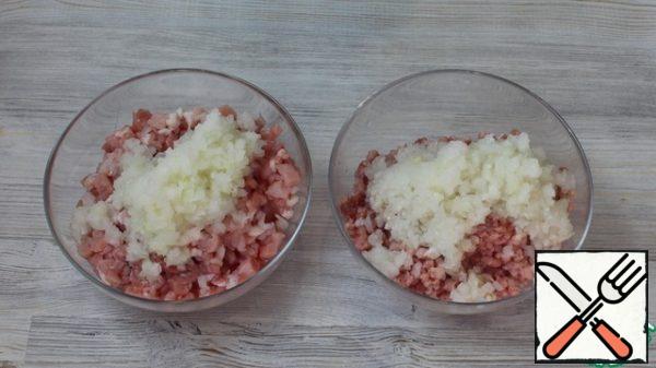 The guts are sold in the meat department. They are salty and frozen.
Soak them in a bowl of water for 1-2 hours. Then rinse them well from salt under running water.
As meat in this recipe, I have pork with small areas of fat, if you want the sausages to be fatter, then add lard or brisket.
For minced meat sausages:
It is better to freeze the meat slightly. So it is easier to finely chop it. Cut into small pieces. If you have a hatchet for chopping meat, it is better to use it.
For minced meat sausages:
Cut the meat into arbitrary pieces and scroll it on a meat grinder
Then finely chop the onion. We twist the onion at the end so that the meat does not remain in the meat grinder. Add the onion to the meat.