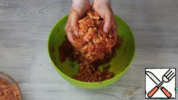 Pour water into the minced meat and start whipping it. So the minced meat will be saturated with water and become juicy. We beat off 10 minutes.
