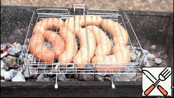 Before the hottest sausages, prick in several places with a toothpick so that they do not burst when frying.
