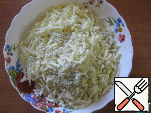 Grate the potatoes, add the grated yolks to it.
