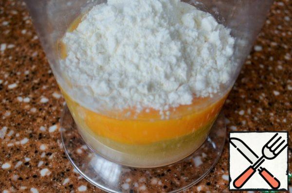 Turn on the oven to warm up.
filling: Mix eggs, sugar and flour thoroughly with a whisk.
