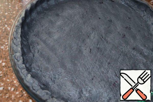 Roll out the dough and put it in a mold with a diameter of 30 - 33 cm ..
Pre-lubricate the form with oil and sprinkle with flour
or cover with baking paper.
Leave a little dough for decoration.
