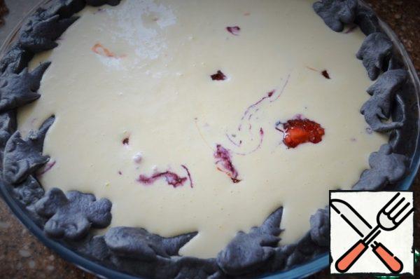 Pour the filling into the dough, decorate the sides with the remains of the dough.
Put the berries on the filling.
