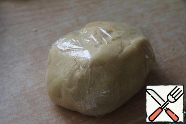 Wrap the dough in plastic wrap and leave in the refrigerator for 20 minutes.
