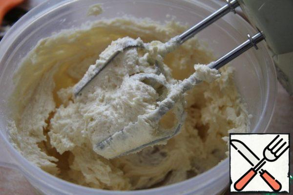 Meanwhile, prepare the almond dough. Whisk the softened butter, salt and powdered sugar to a "lush" state.
