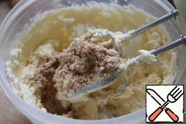 Sift wheat flour with baking powder and mix with almond flour. To interfere. Alternately add the egg and flour mixture to the butter mixture, kneading well each time.
Add almond extract.
