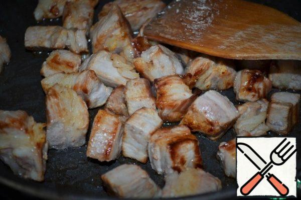 Pre-boil the tongue and heart, add salt and bay leaf and spices.
Pork brisket cut into cubes, lightly fry in a frying pan greased with vegetable oil.
