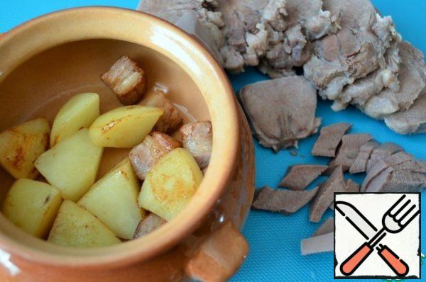 Then fry the potatoes in the same pan for 5 minutes over medium heat, stirring.
Arrange the bacon and potatoes in pots,
cut the tongue into cubes, put them in a pot.
