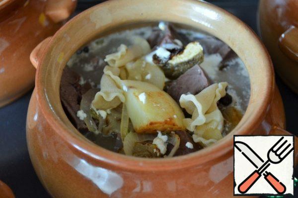 Cut the heart into pieces - in pots, add salt.
