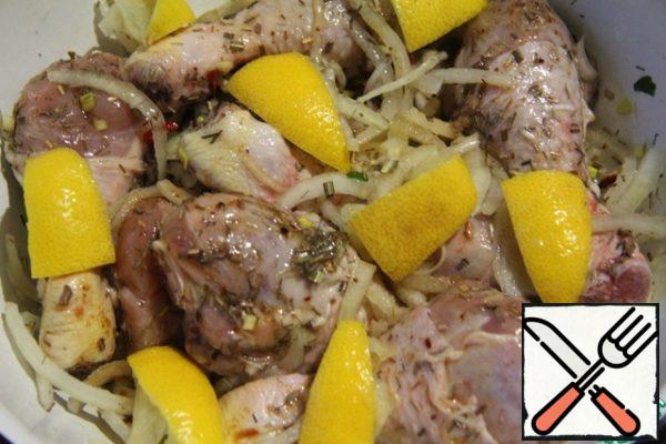 Lime (I had lemon) cut into large pieces and add to the chicken. To interfere. Leave to marinate for about 2 hours.

