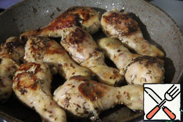 Fry the chicken pieces in vegetable oil for about 5 minutes.
