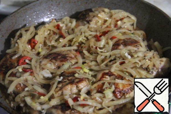 Put all the contents of the bowl in which the chicken was marinated in a frying pan. Turn down the heat, cover and simmer for about 20 minutes, turning over periodically. If there is not enough sauce, you can add a little water or broth.
