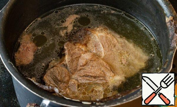 We start cooking, of course, with meat. We take a large wiry piece on a bone - there is less fat, but this time we did not hesitate with the bones, the broth from them will only become richer. Put the meat for at least four, and preferably for all five to six hours for cooking. First, on high heat - so that it boils quickly, and when it boils, remove the fire, relax and let yourself boil.
