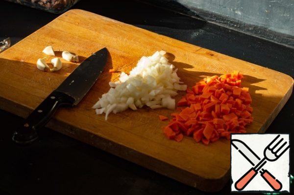 Chop the onion and carrot, peel the garlic head.
