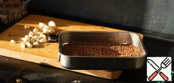 Buckwheat baked in the oven - personally, I have it for ten minutes in the oven at a temperature of 230 degrees, or fifteen at 200. Depending on the air flow in the oven, the settings can vary greatly, so I'm not sure that this data can be considered a reliable guideline. Buckwheat should darken a little, but you don't need to be a little bitter. That's what we'll focus on.
