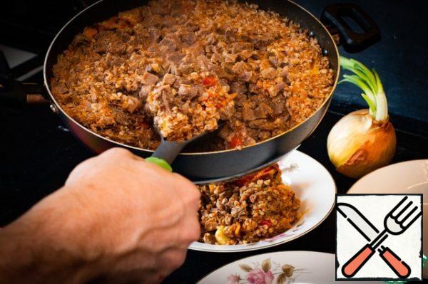 You can decorate with fresh herbs.
Thanks to the use of meat, meat broth and garlic, as well as calcination of buckwheat, almost the maximum concentration of taste is obtained, called "umami" by Asians.