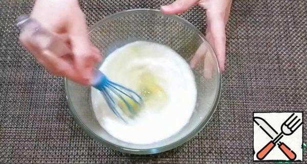 In a deep bowl, whisk eggs, sugar, vanilla sugar, salt and 1/3 milk.
