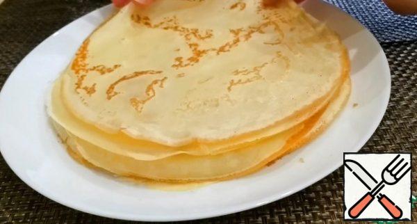 Preheat the frying pan, brush with vegetable oil with a silicone brush.
Pour an incomplete measuring spoon of dough onto the mold, evenly distributing it over the entire surface of the mold. Fry on both sides until golden brown. Pancakes are ready!
