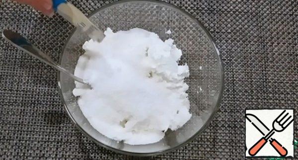 For the filling, mix cottage cheese, salt, egg, sugar and vanilla sugar. Mash well with a fork.
