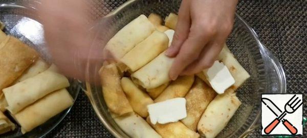 Spread more butter on the pancakes and lay out the second layer of pancakes.
