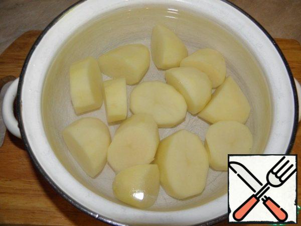 Peel the potatoes, chop them coarsely. Fill with water and cook in salted water until tender.
