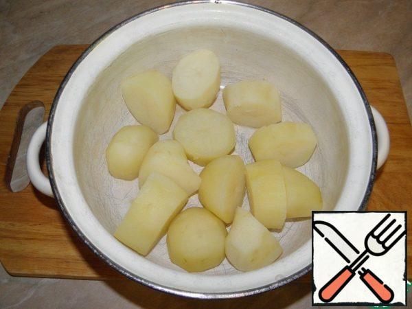 Drain the broth, leave the potatoes to dry without a lid (I warm up a little on the fire).
