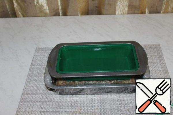 Let cool in the mold, cover with cling film. Put the oppression on top and send it to the refrigerator for a day.
